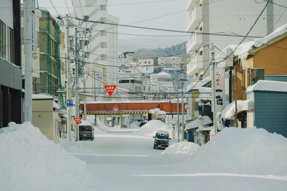 積雪的日本小鎮街道